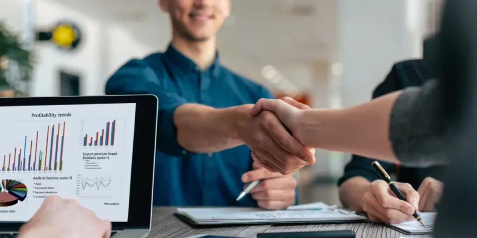Jak wybrać ergonomiczne meble biurowe do pracy z domu: biurko, krzesło i oświetlenie—checklista + typowe błędy, które obniżają komfort i produktywność